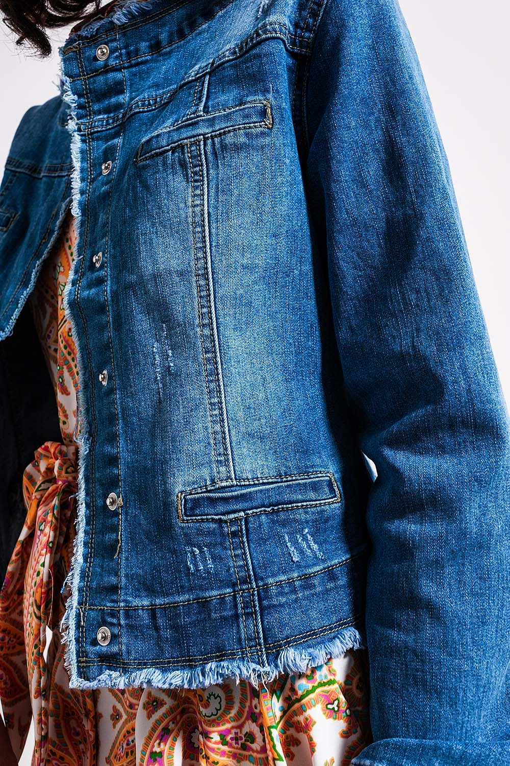 Giacca in denim dal lavaggio chiaro con orlo a vivo