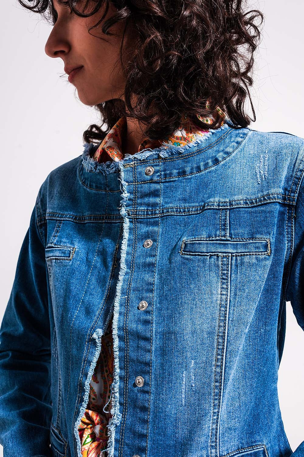 Giacca in denim dal lavaggio chiaro con orlo a vivo