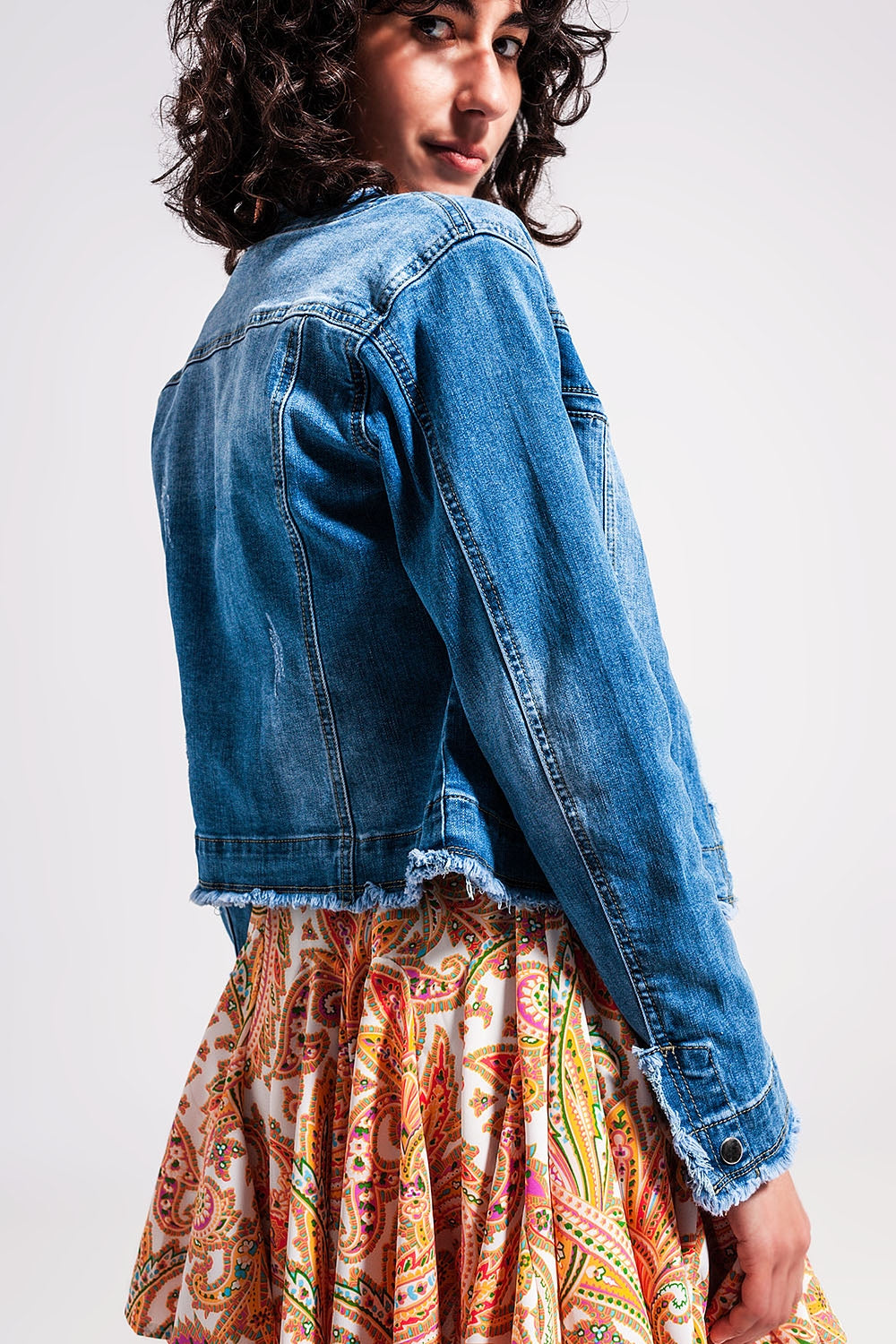 Giacca in denim dal lavaggio chiaro con orlo a vivo