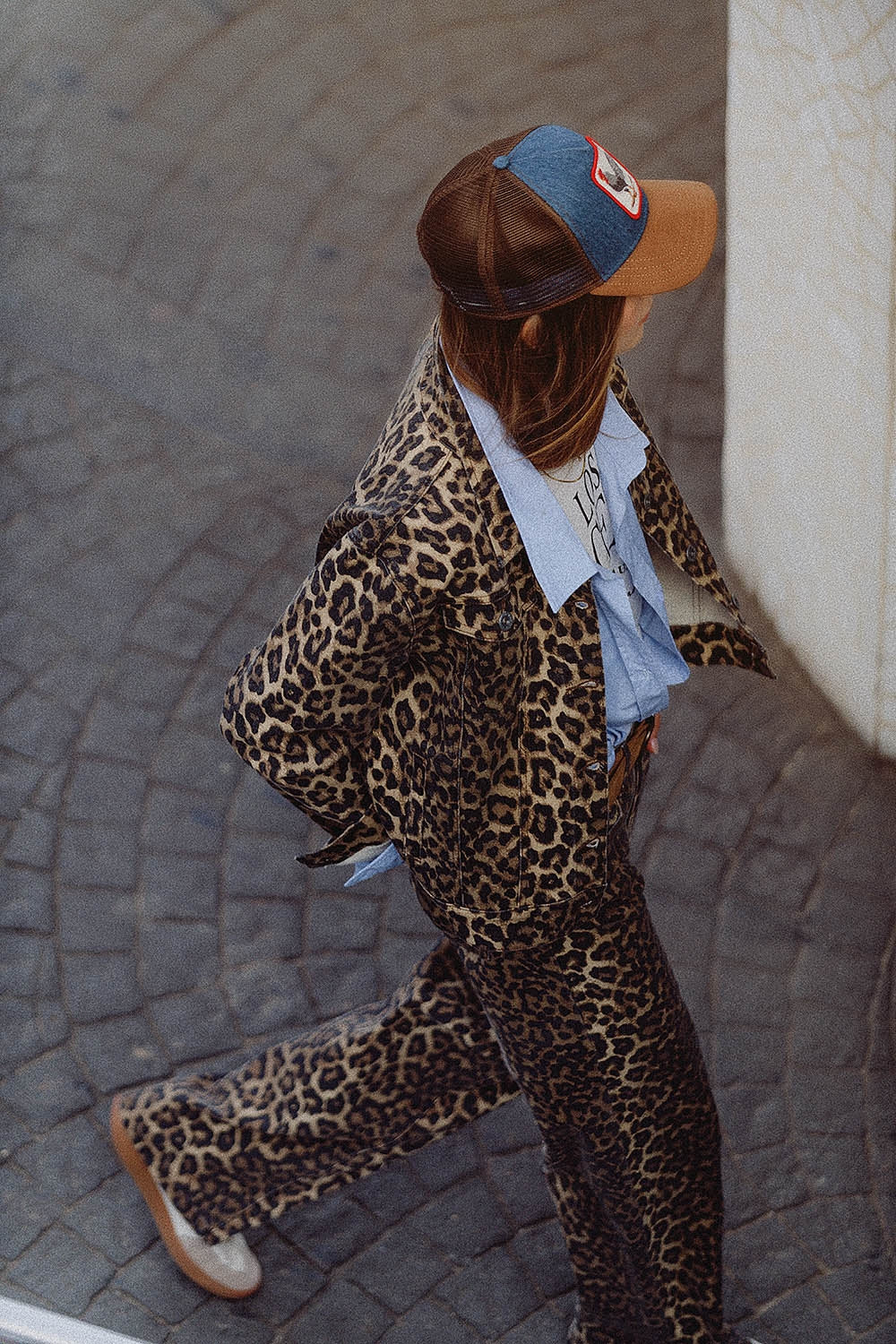 Giacca marrone con stampa leopardata in tessuto denim