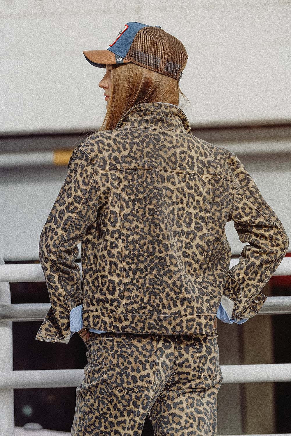 Giacca marrone con stampa leopardata in tessuto denim