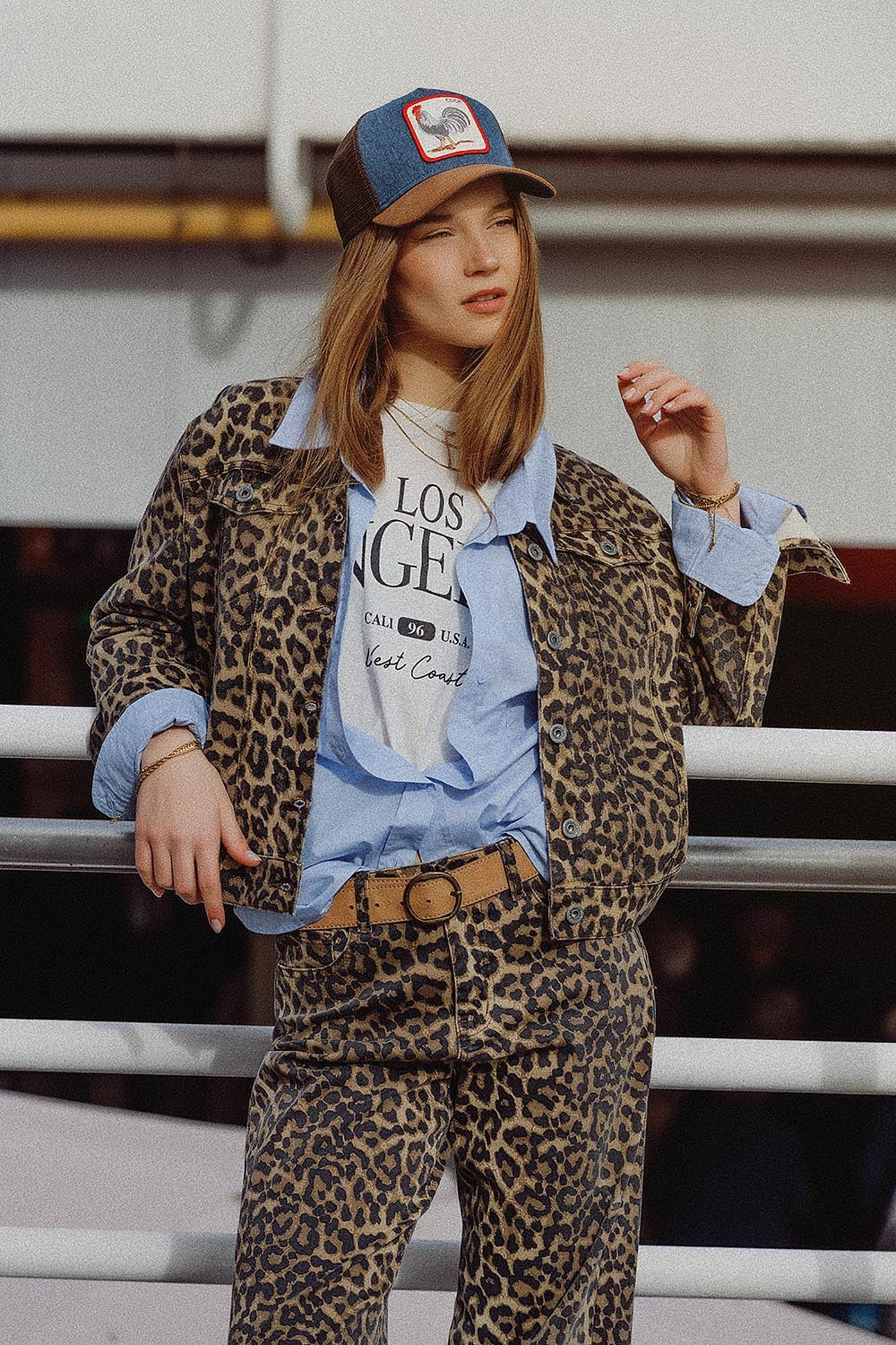 Giacca marrone con stampa leopardata in tessuto denim