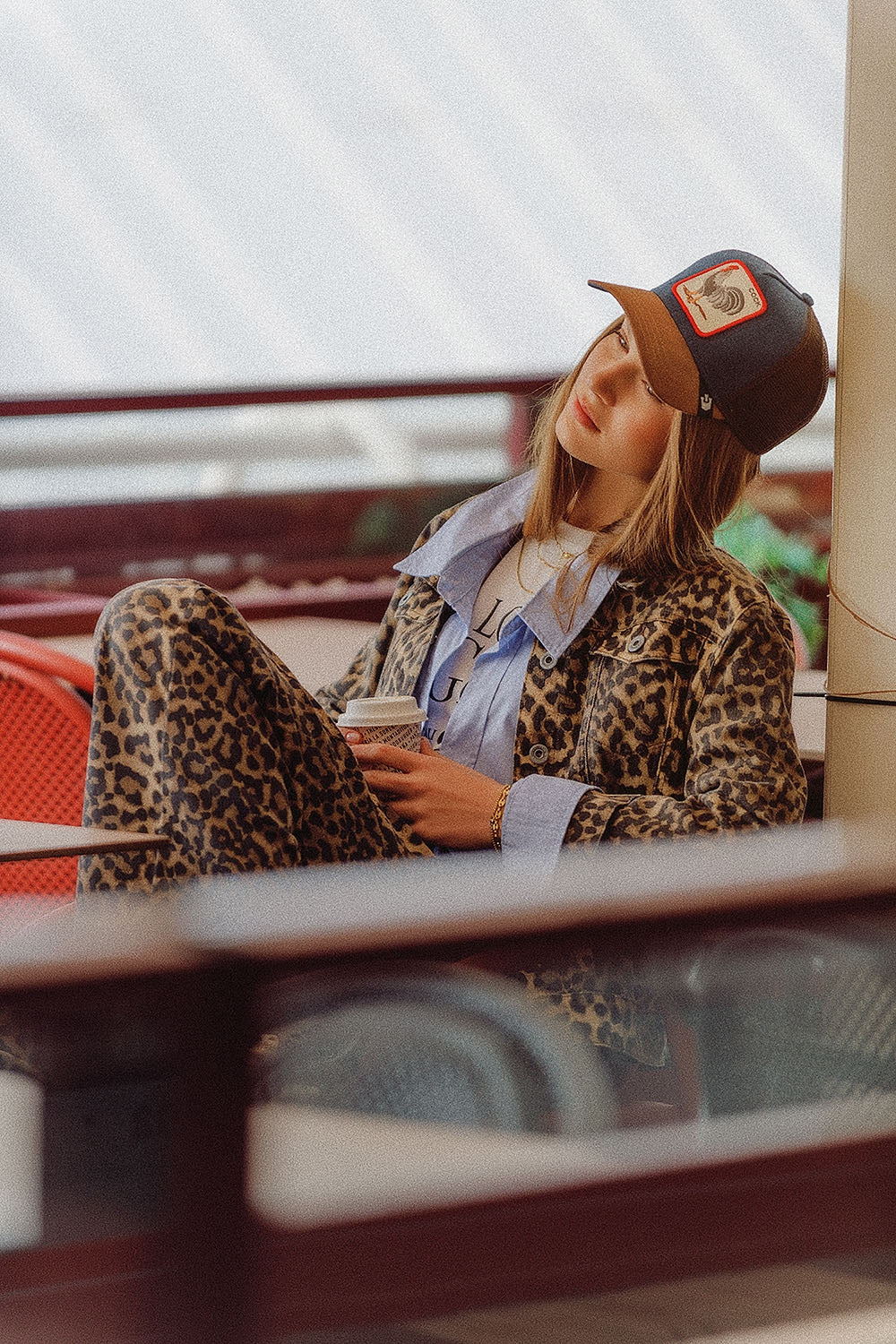 Giacca marrone con stampa leopardata in tessuto denim