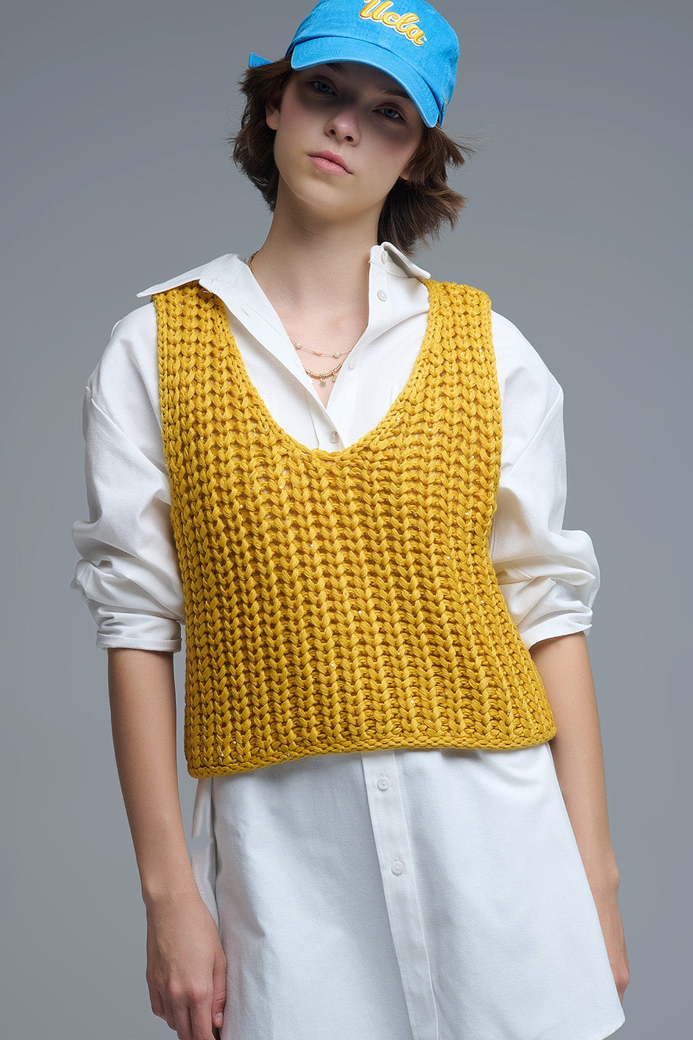 Gilet all'uncinetto in giallo con filo di paillettes