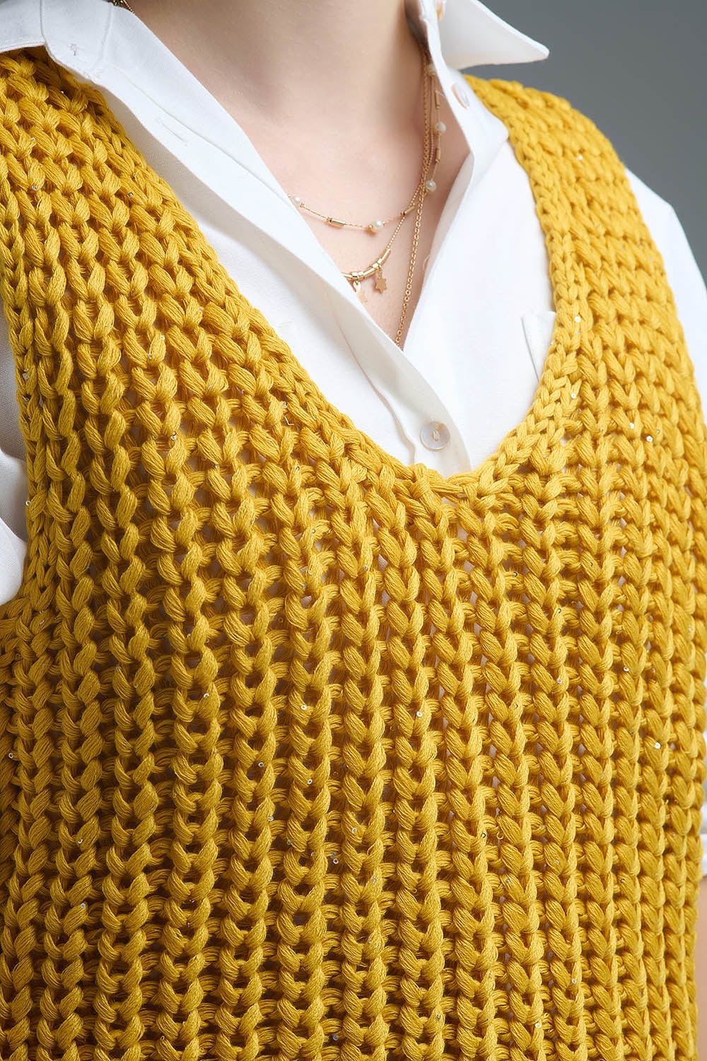 Gilet all'uncinetto in giallo con filo di paillettes