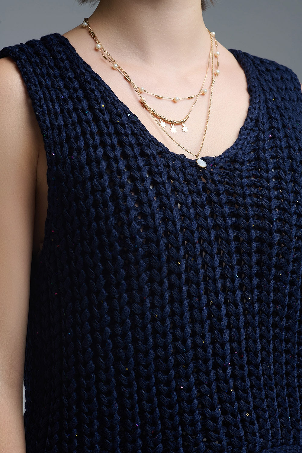 Gilet all'uncinetto in marina con filo di paillettes