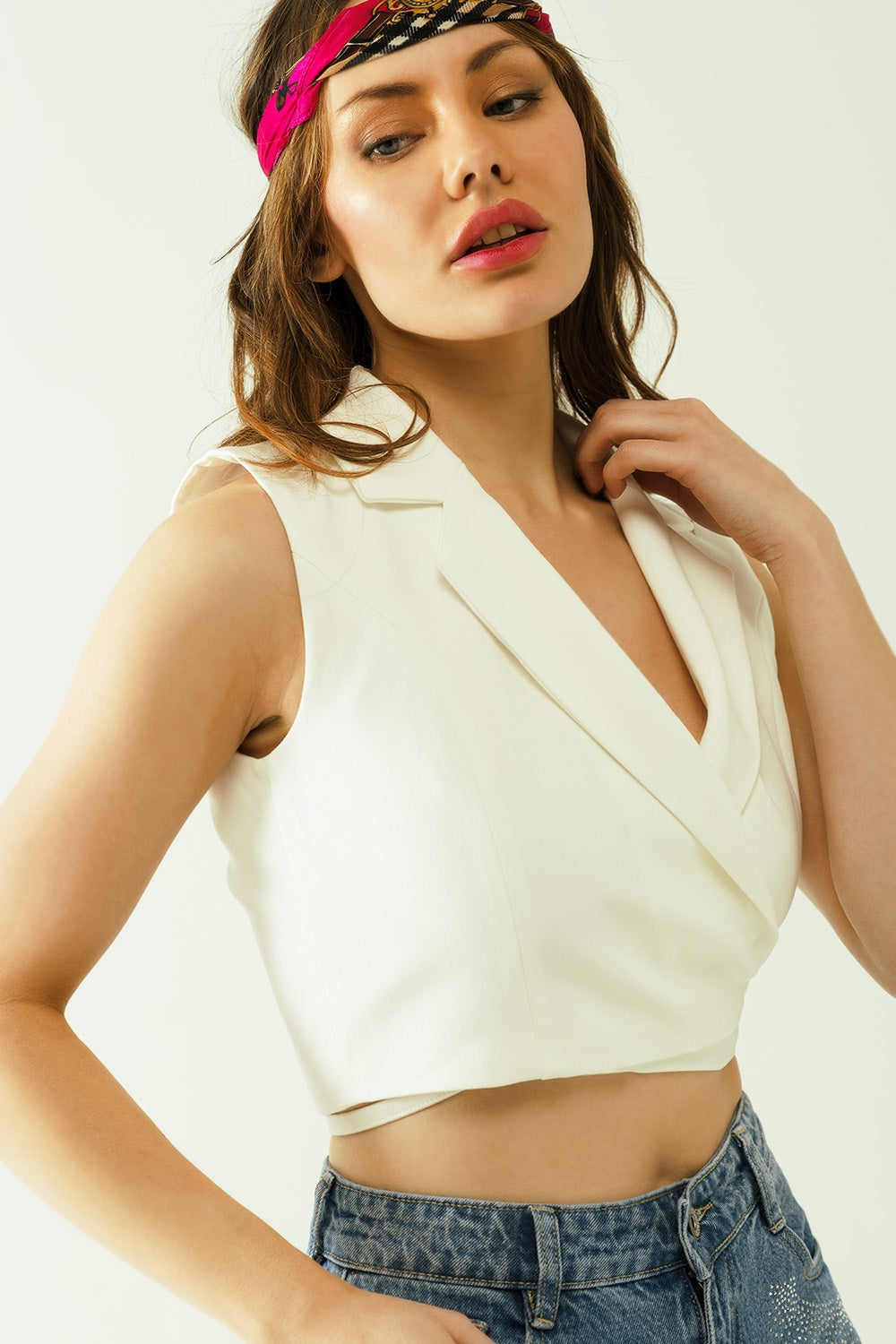 Gilet avvolgente con risvolti in bianco