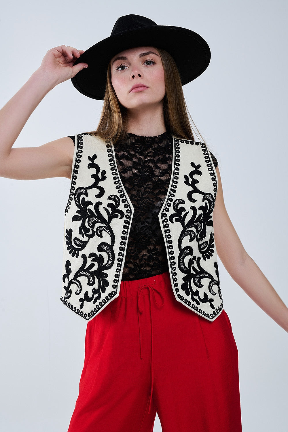 Gilet bianco con ricamo barocco nero