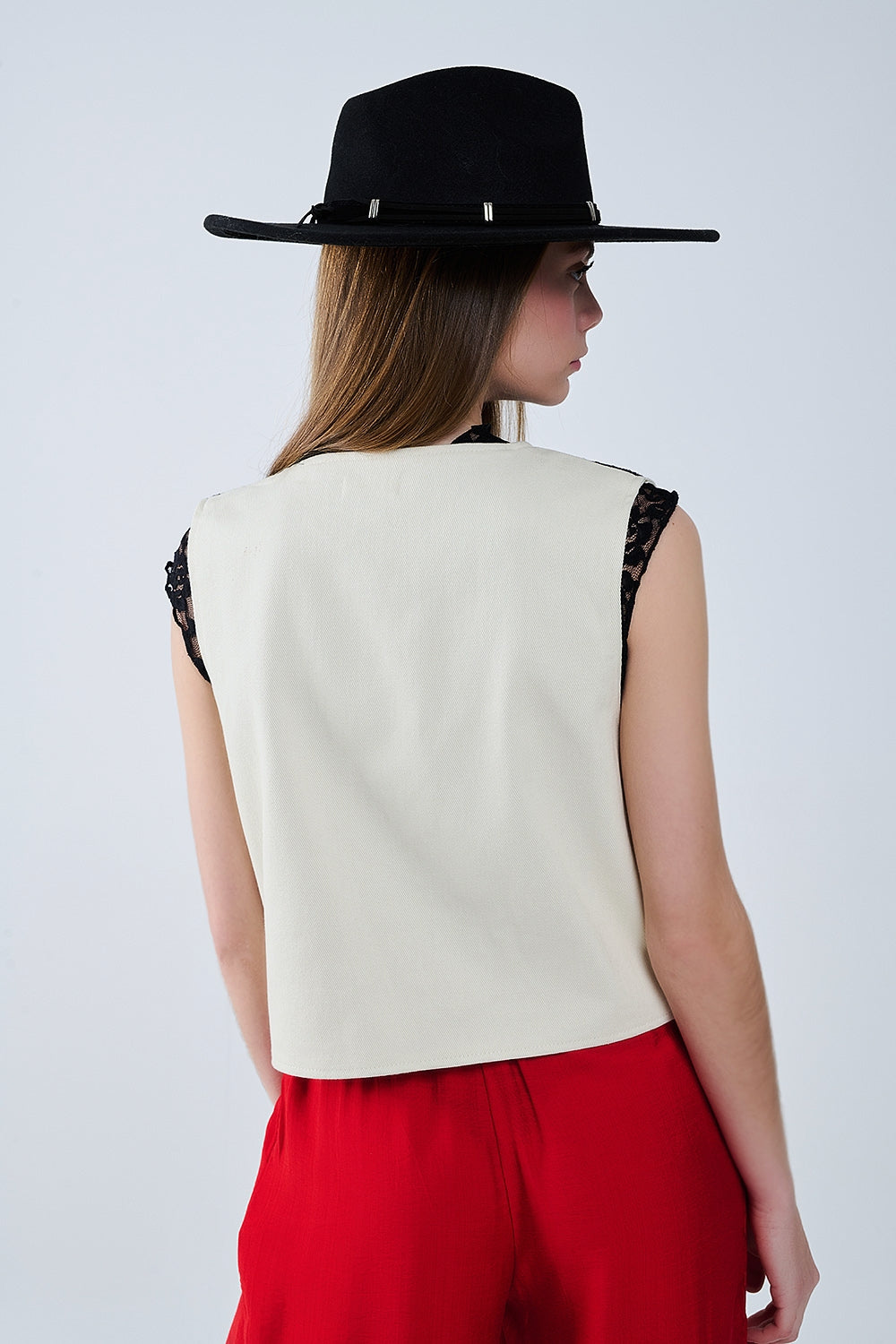 Gilet bianco con ricamo barocco nero