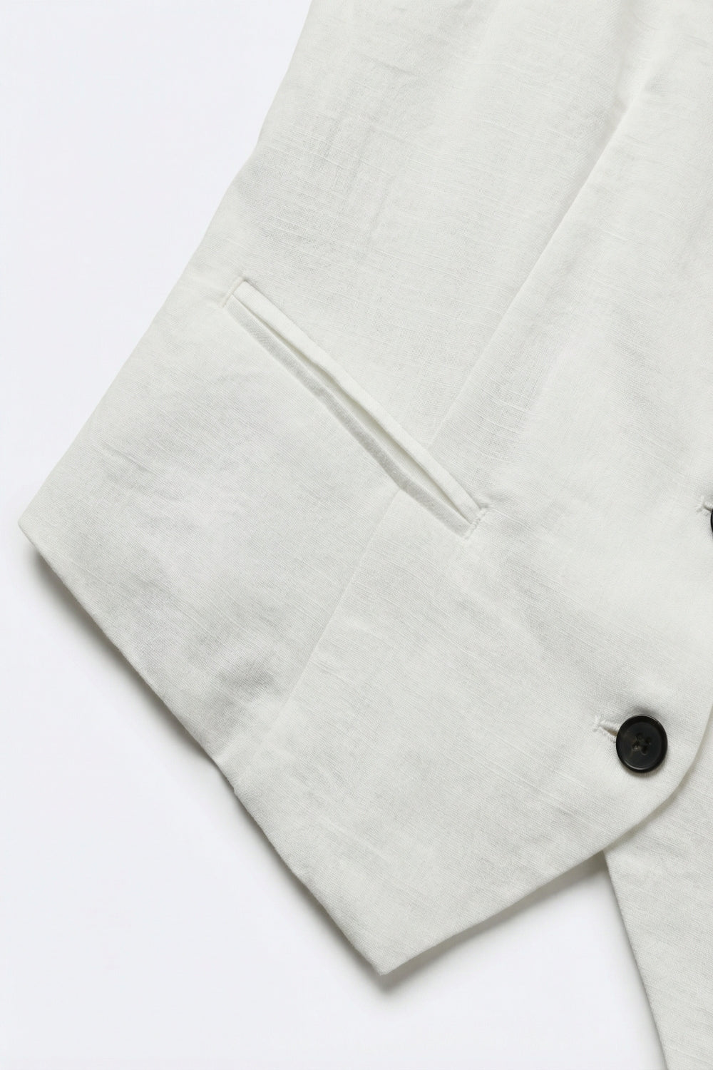 Gilet Bianco Testurizzato con Chiusura a Bottoni Neri