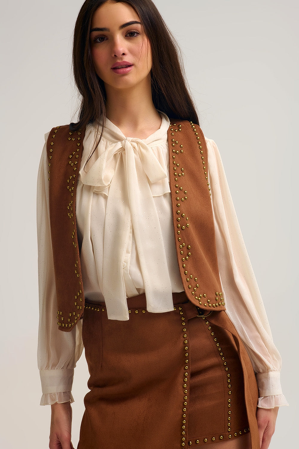 Gilet color cammello con borchie metalliche