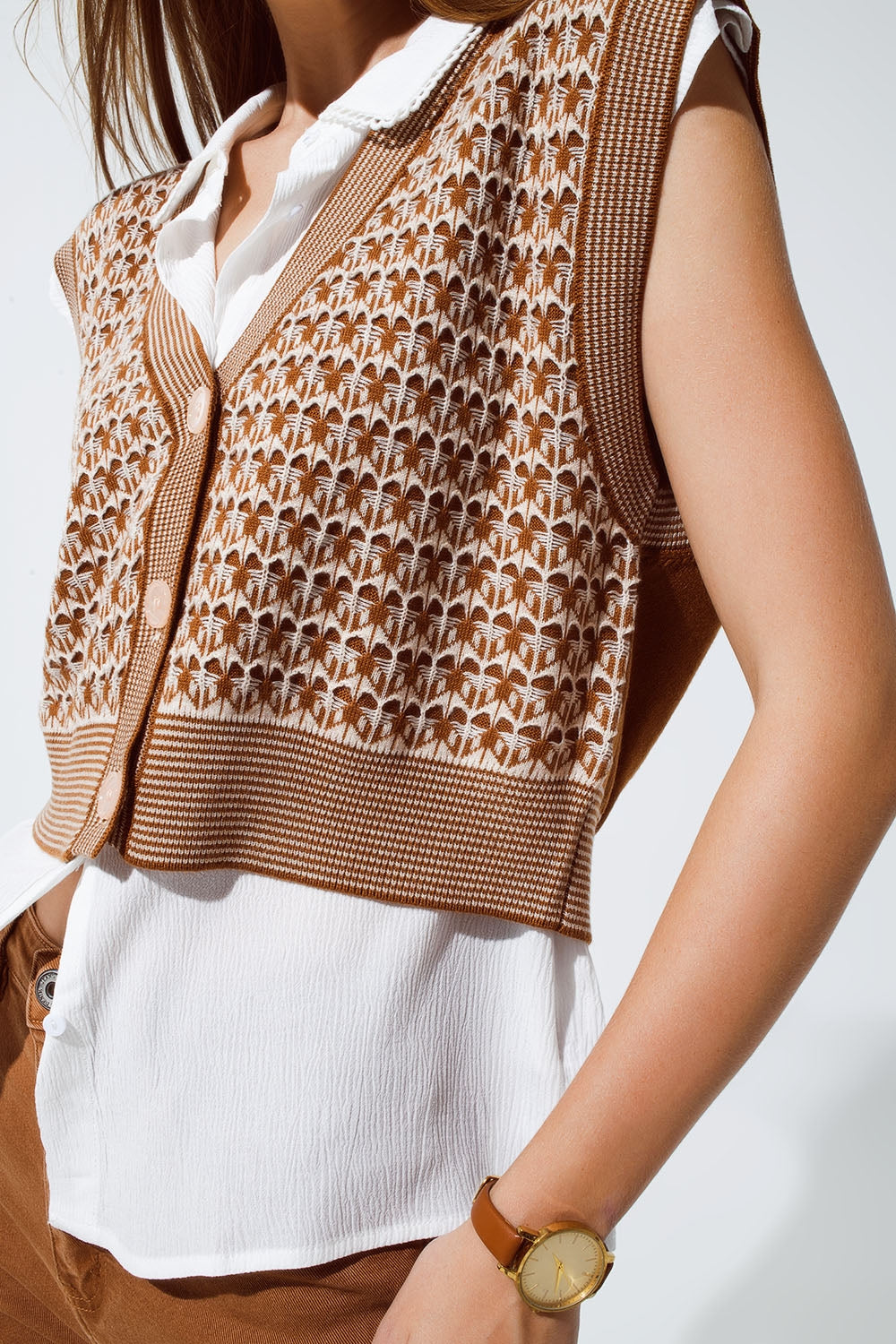 Gilet corto lavorato a maglia con bordo a costine in marrone