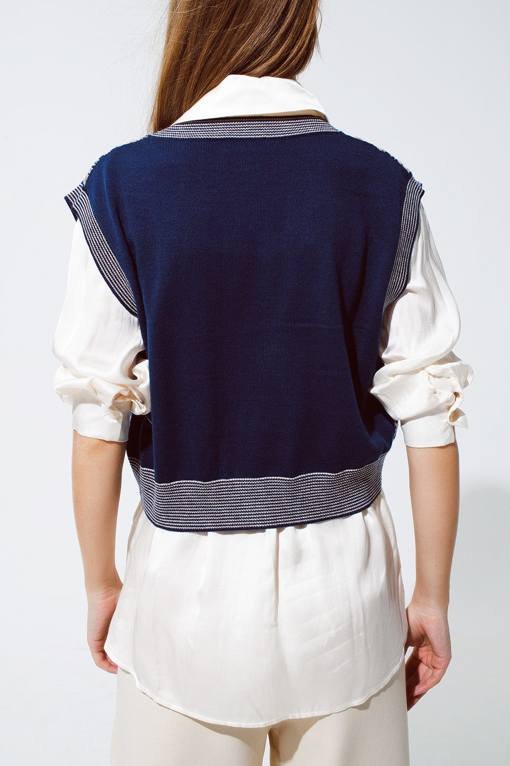 Gilet cropped in maglia con bordo a coste in blu