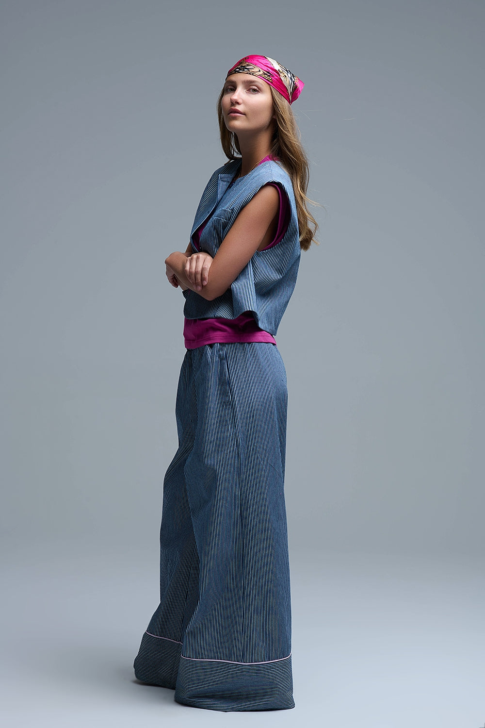 Gilet girocollo a righe bianche e blu