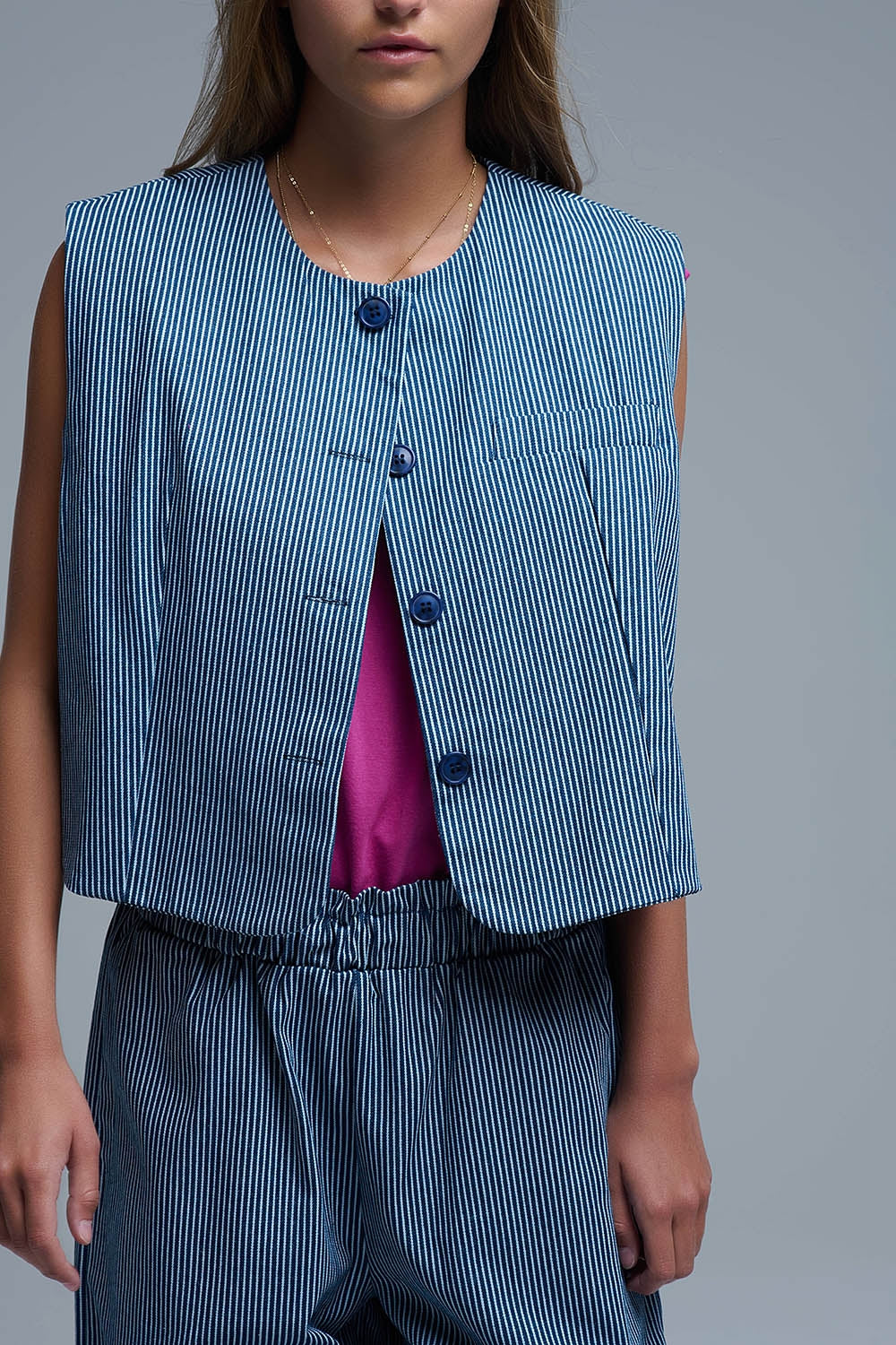 Gilet girocollo a righe bianche e blu