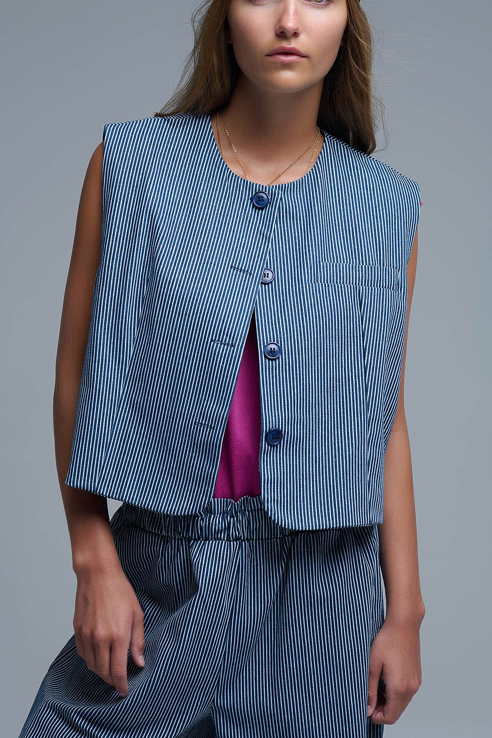 Gilet girocollo a righe bianche e blu