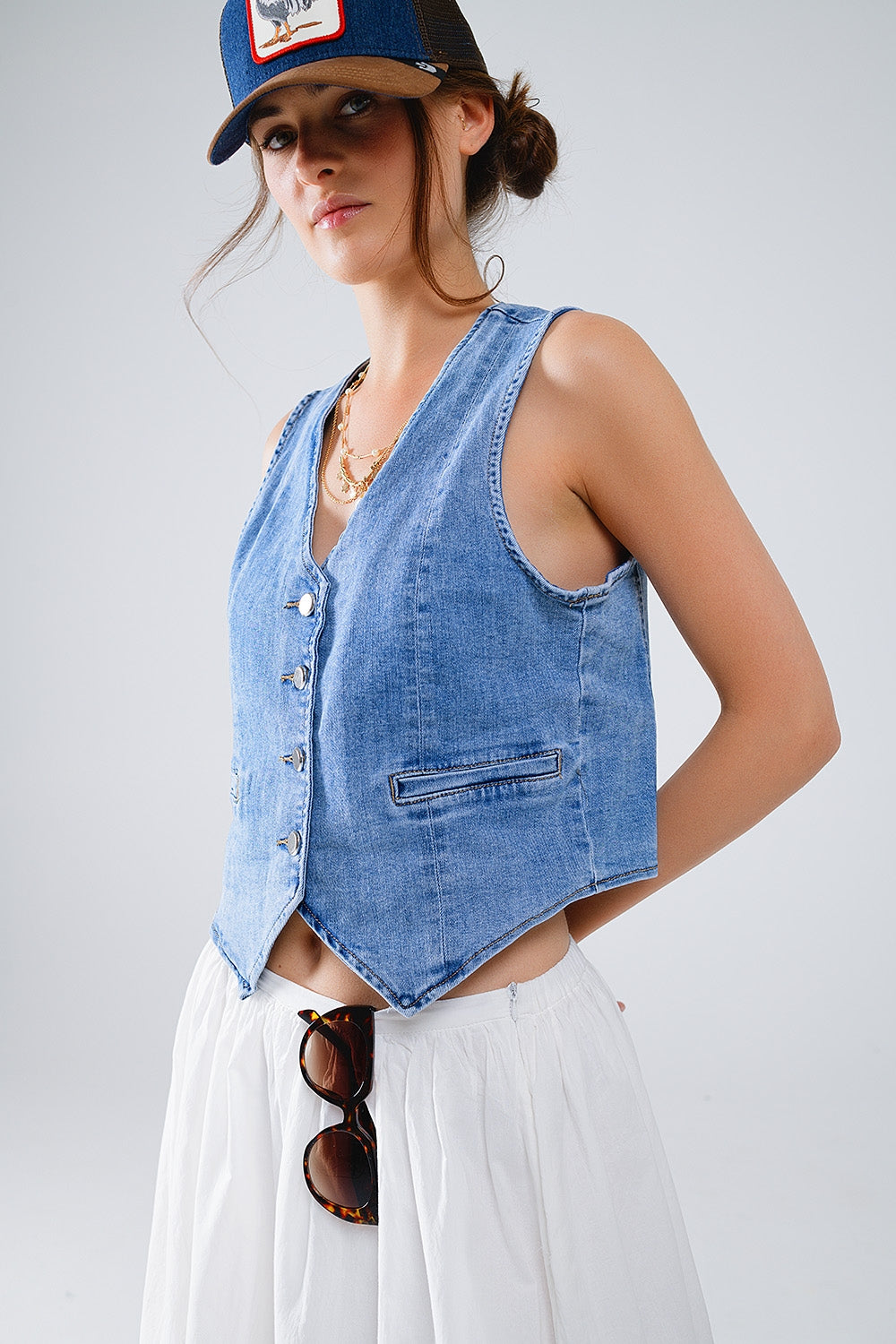 Gilet in denim con abbottonatura in lavaggio medio