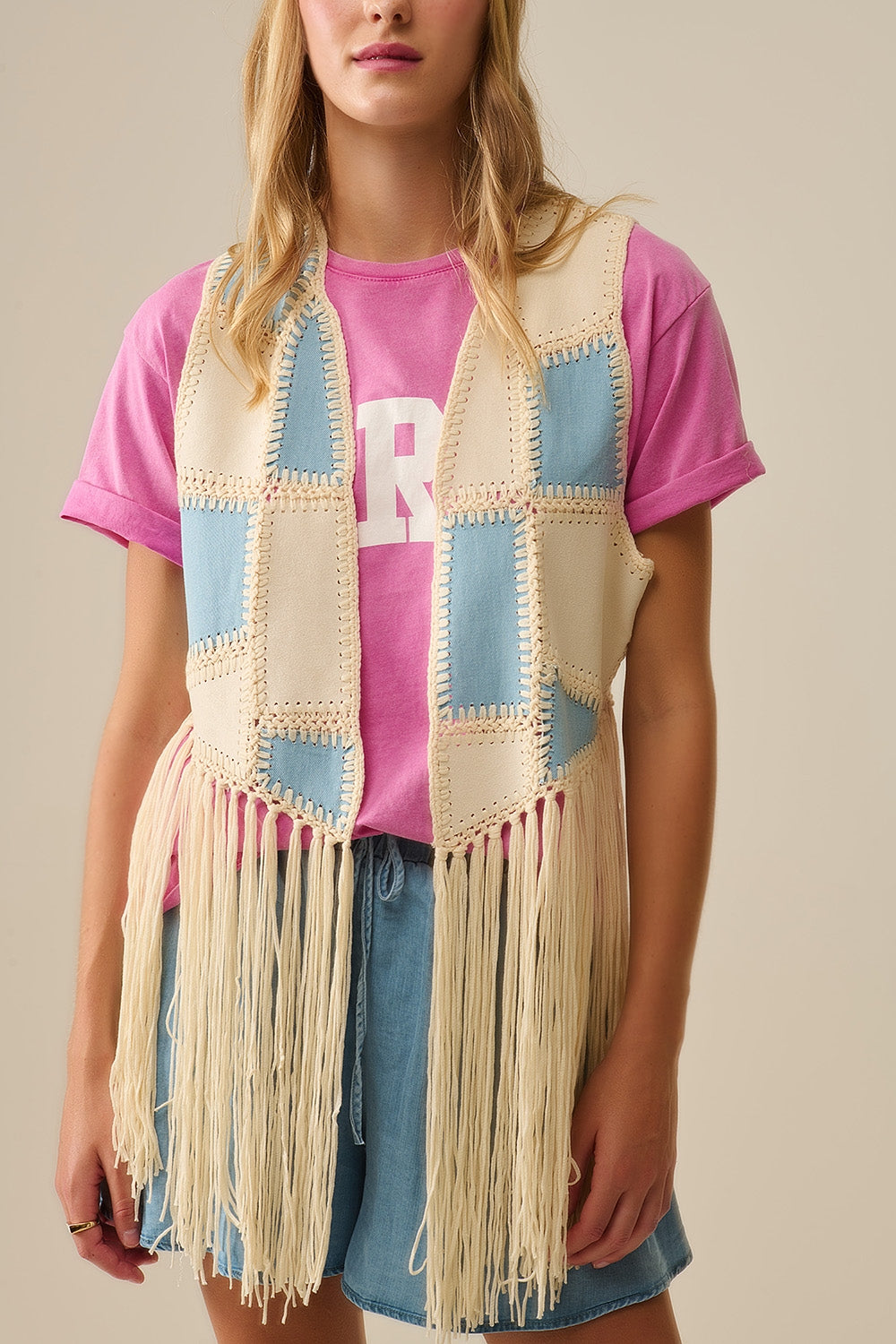 Gilet in ecopelle con dettagli patchwork e frange