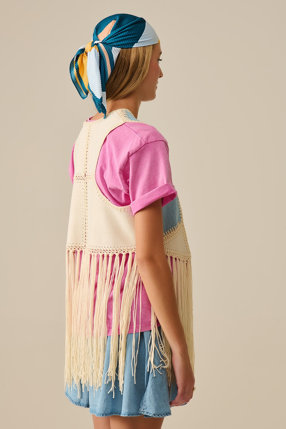 Gilet in ecopelle con dettagli patchwork e frange