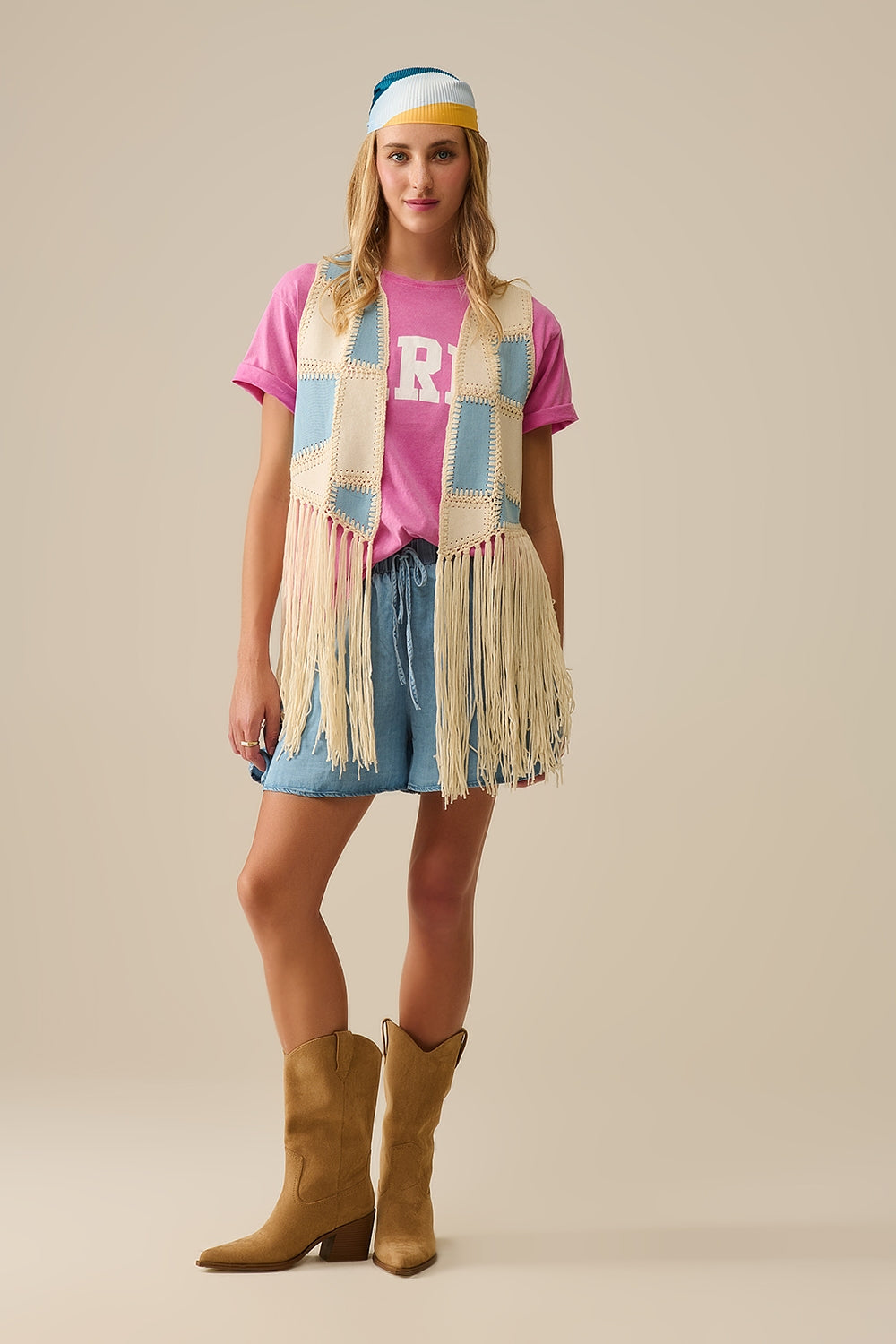 Gilet in ecopelle con dettagli patchwork e frange