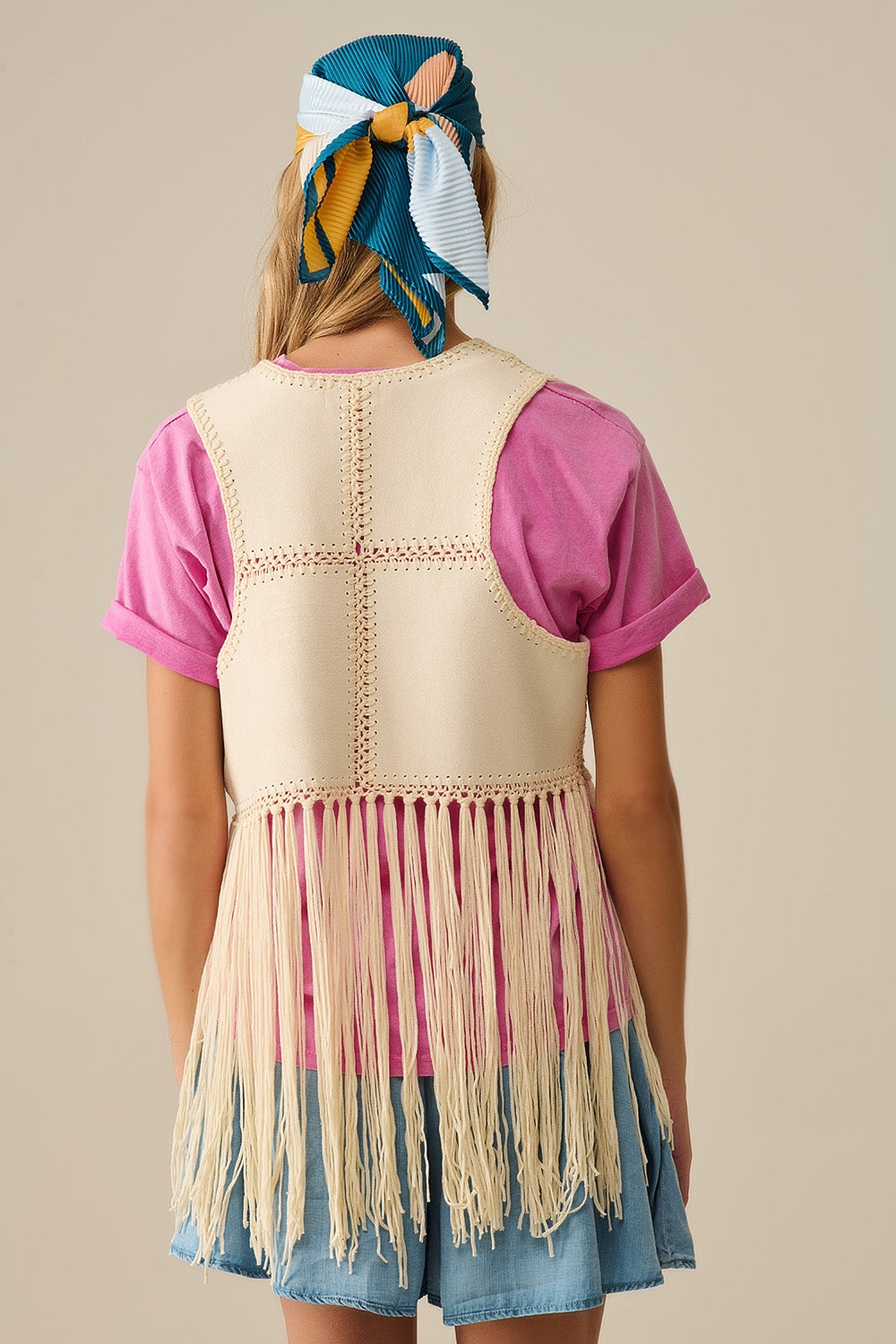 Gilet in ecopelle con dettagli patchwork e frange