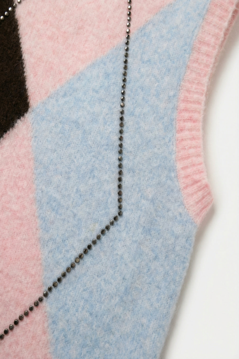 Gilet in maglia a rombi con dettaglio di borchie metalliche in rosa