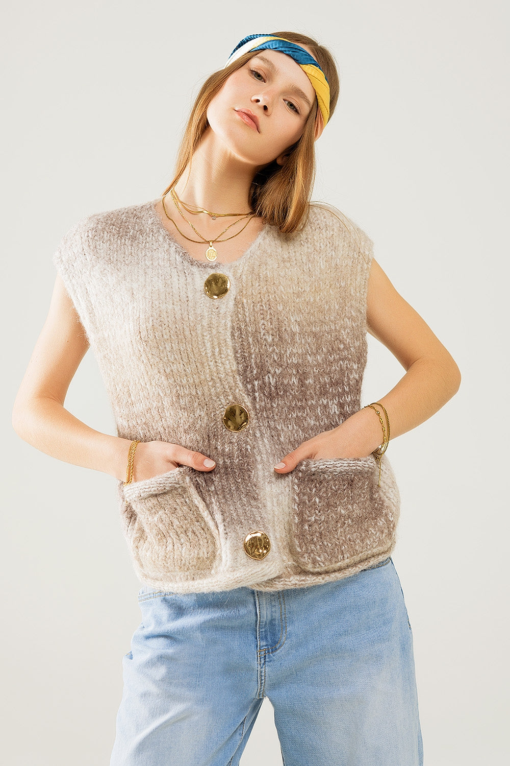 Gilet in maglia beige sfumato con bottoni dorati