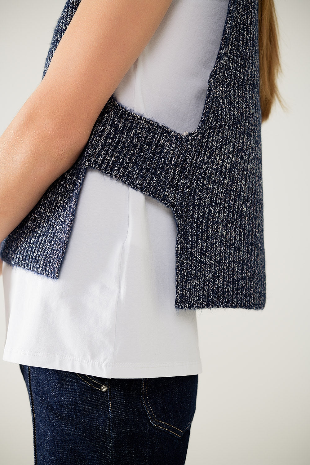 Gilet in maglia con scollo a V e lato aperto