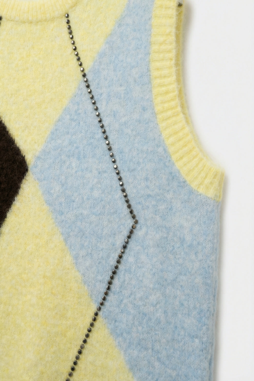 Gilet in Maglia Fluffy Argyle con Dettaglio di Borchie Metalliche in giallo