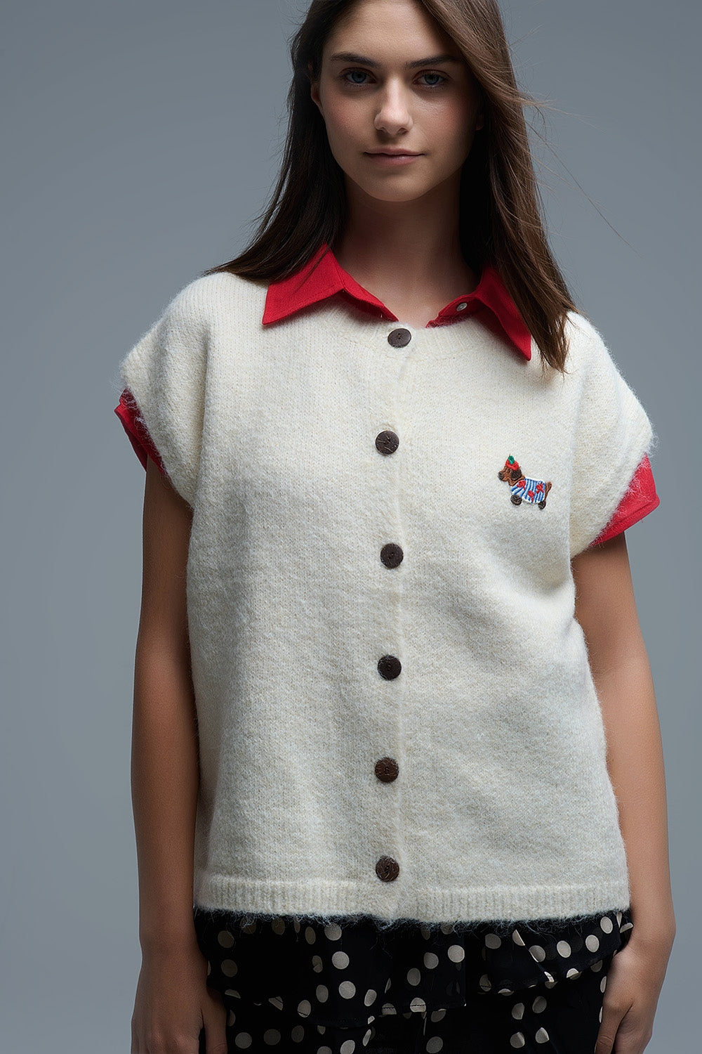Gilet in maglia rilassata color crema con ricamo di un simpatico cane