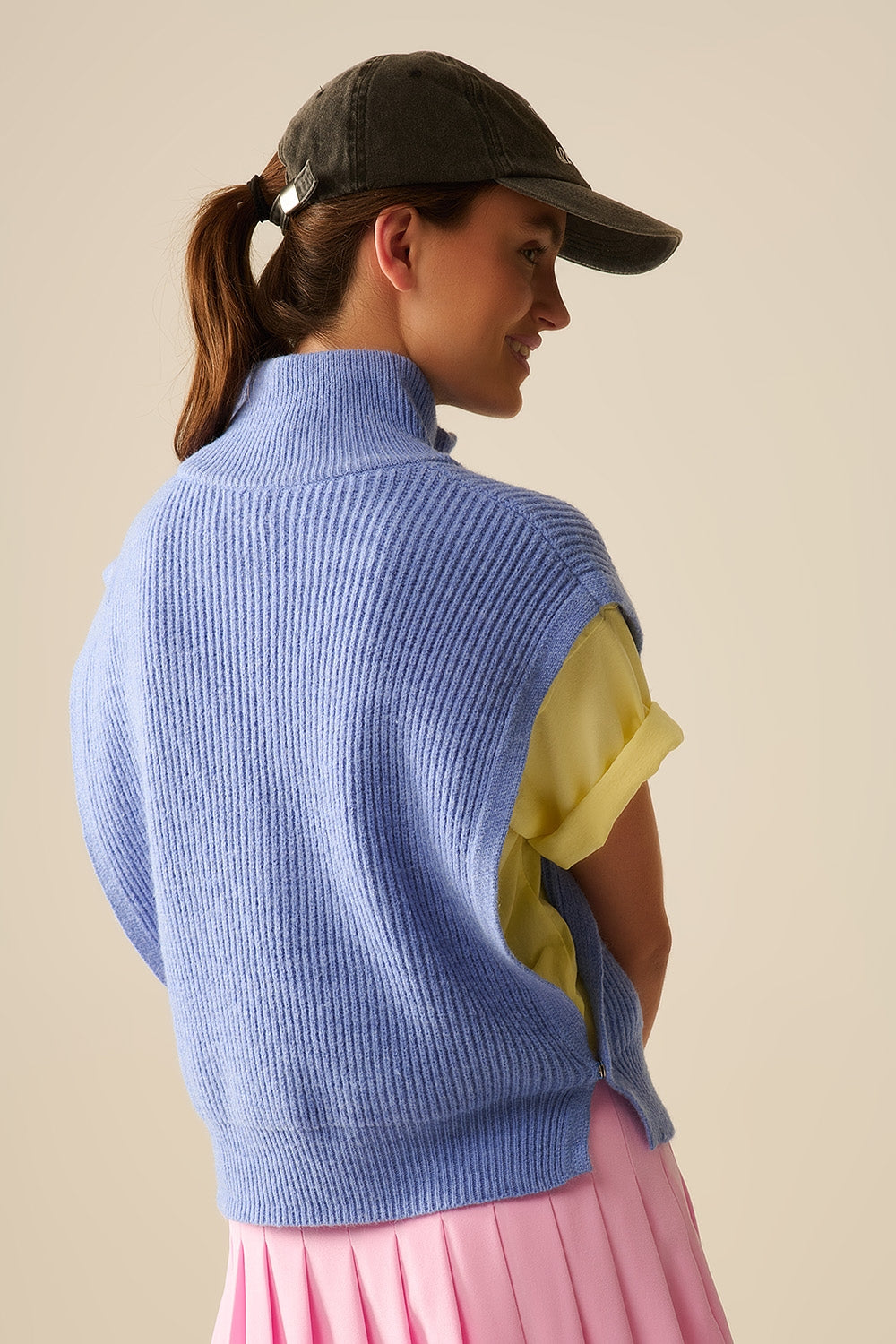 Gilet lavorato a maglia con collo alto a mezza zip e grandi fori per le braccia in blu
