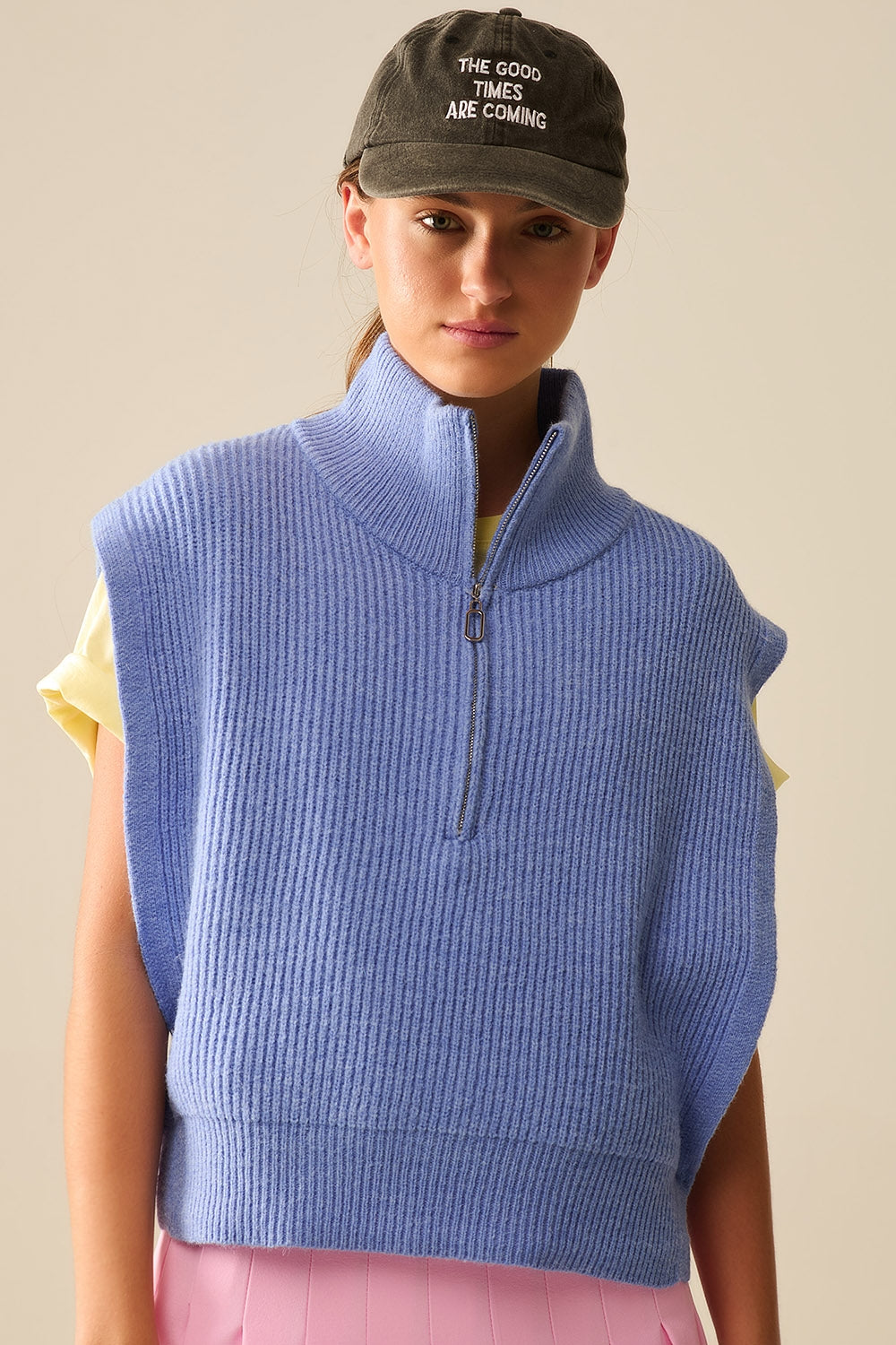 Gilet lavorato a maglia con collo alto a mezza zip e grandi fori per le braccia in blu
