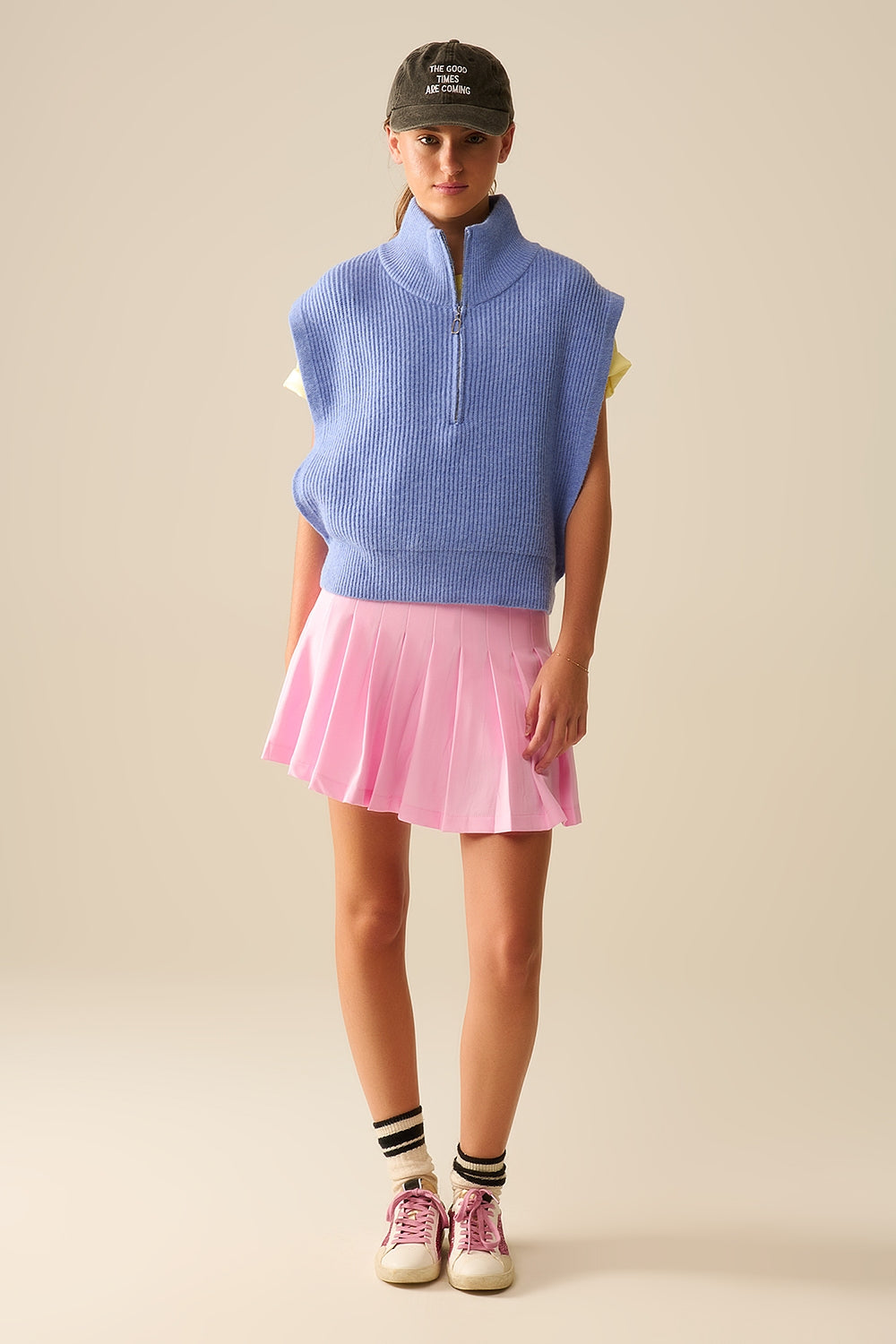 Gilet lavorato a maglia con collo alto a mezza zip e grandi fori per le braccia in blu