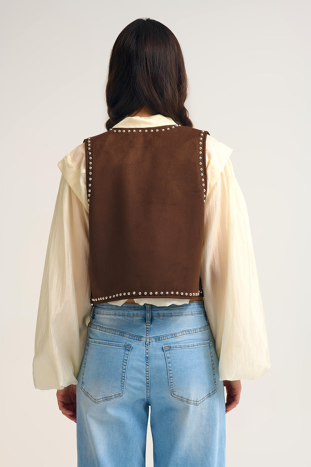 Gilet marrone con borchie metalliche