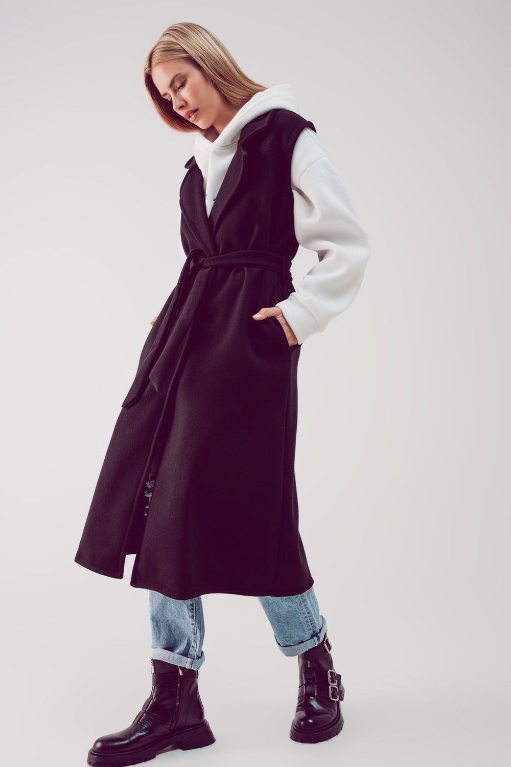 Q2 Gilet taglio lungo con cintura in nero