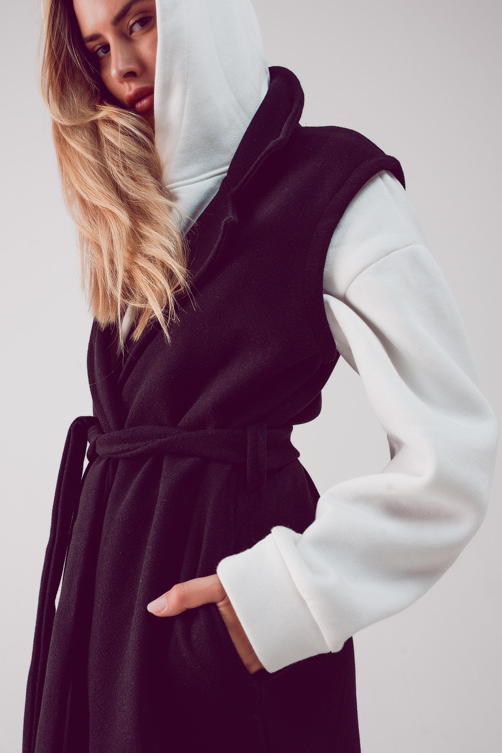 Gilet taglio lungo con cintura in nero