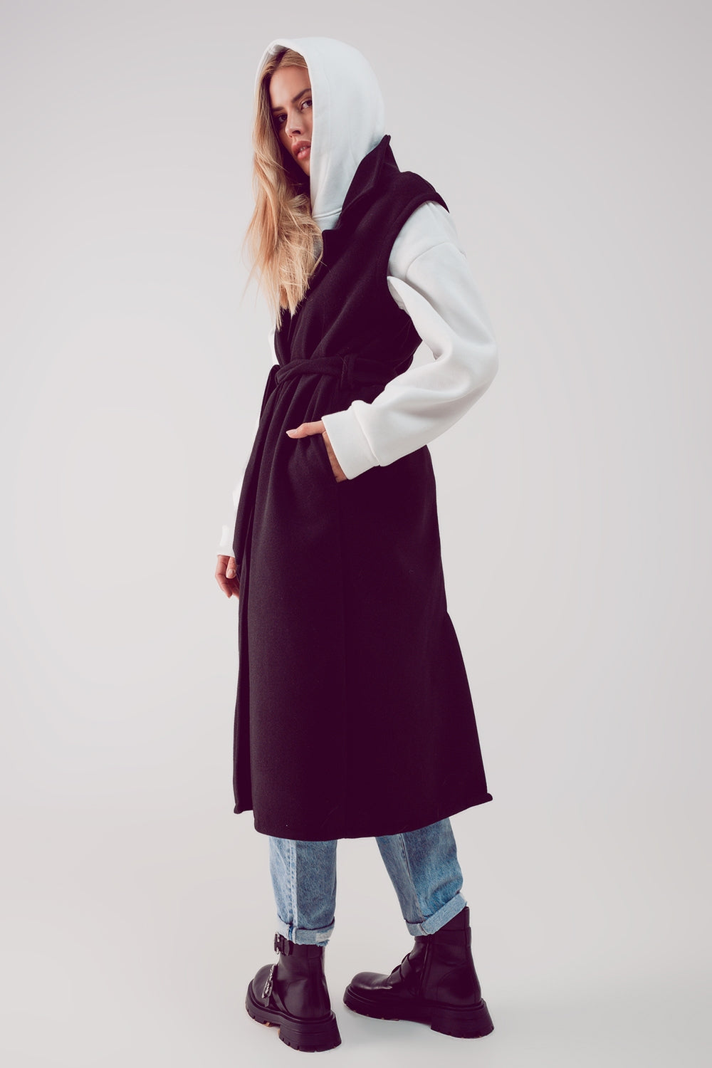 Gilet taglio lungo con cintura in nero