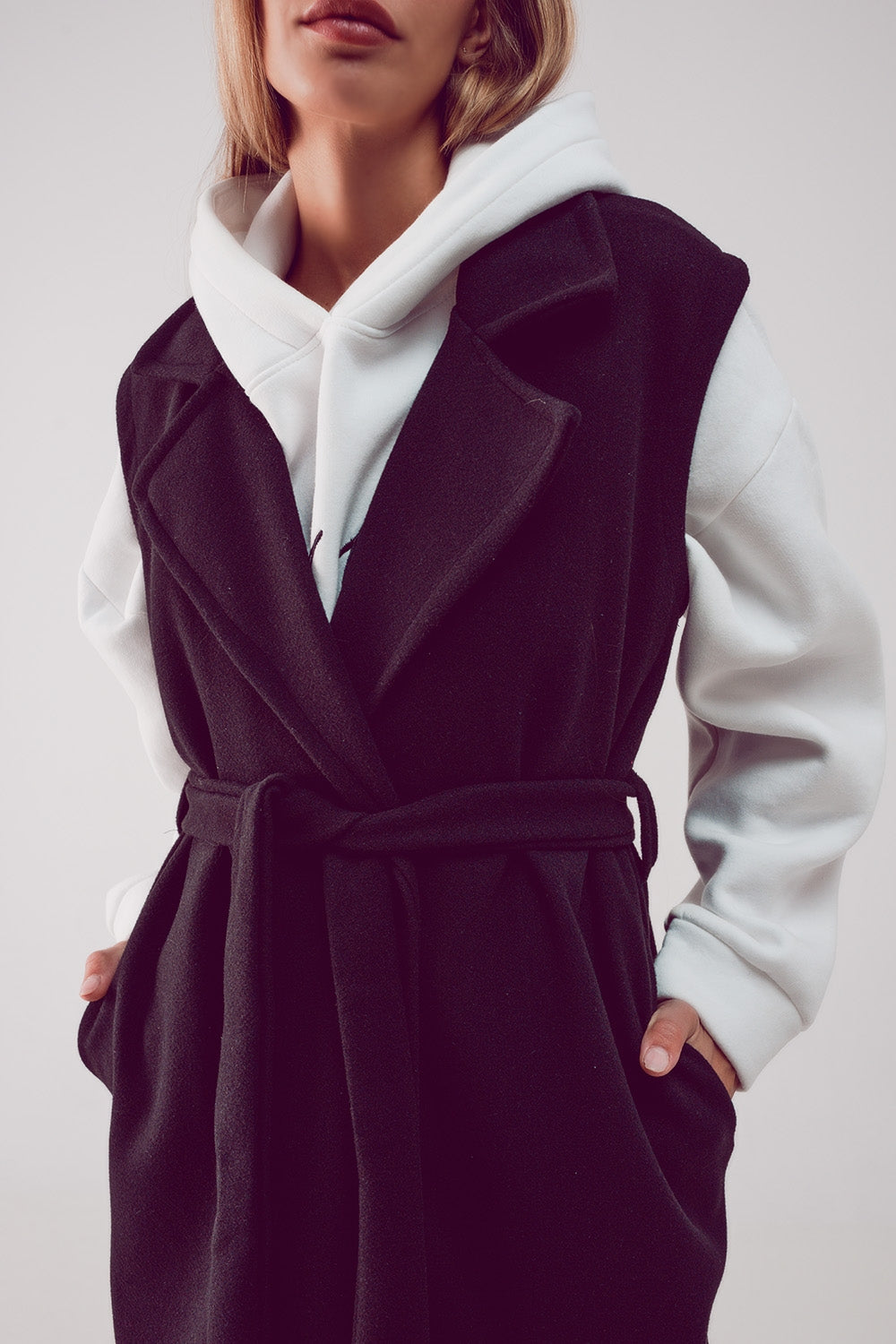Gilet taglio lungo con cintura in nero