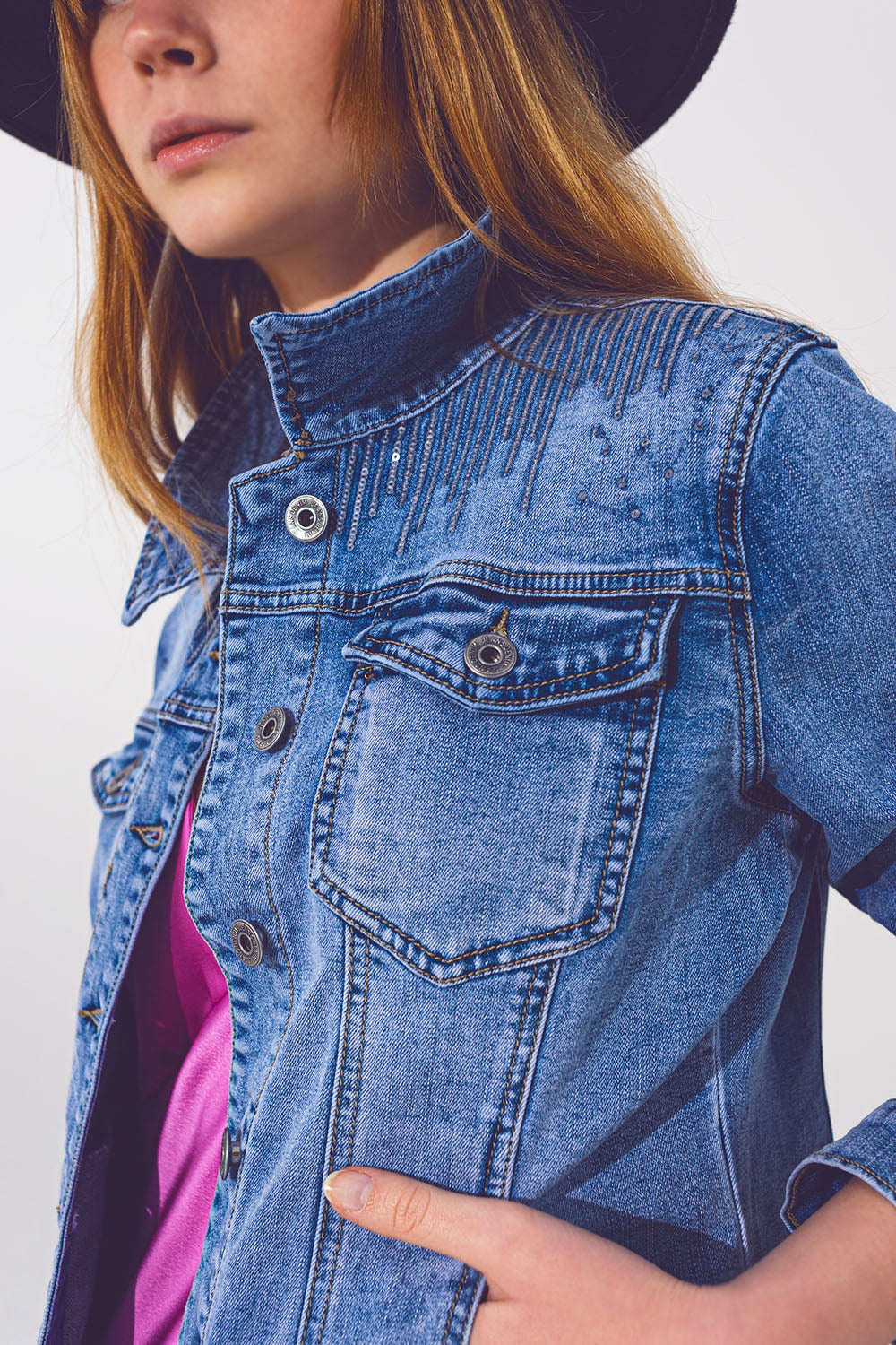 Giubbino in jeans in lavaggio azzurro con dettaglio di paillettes
