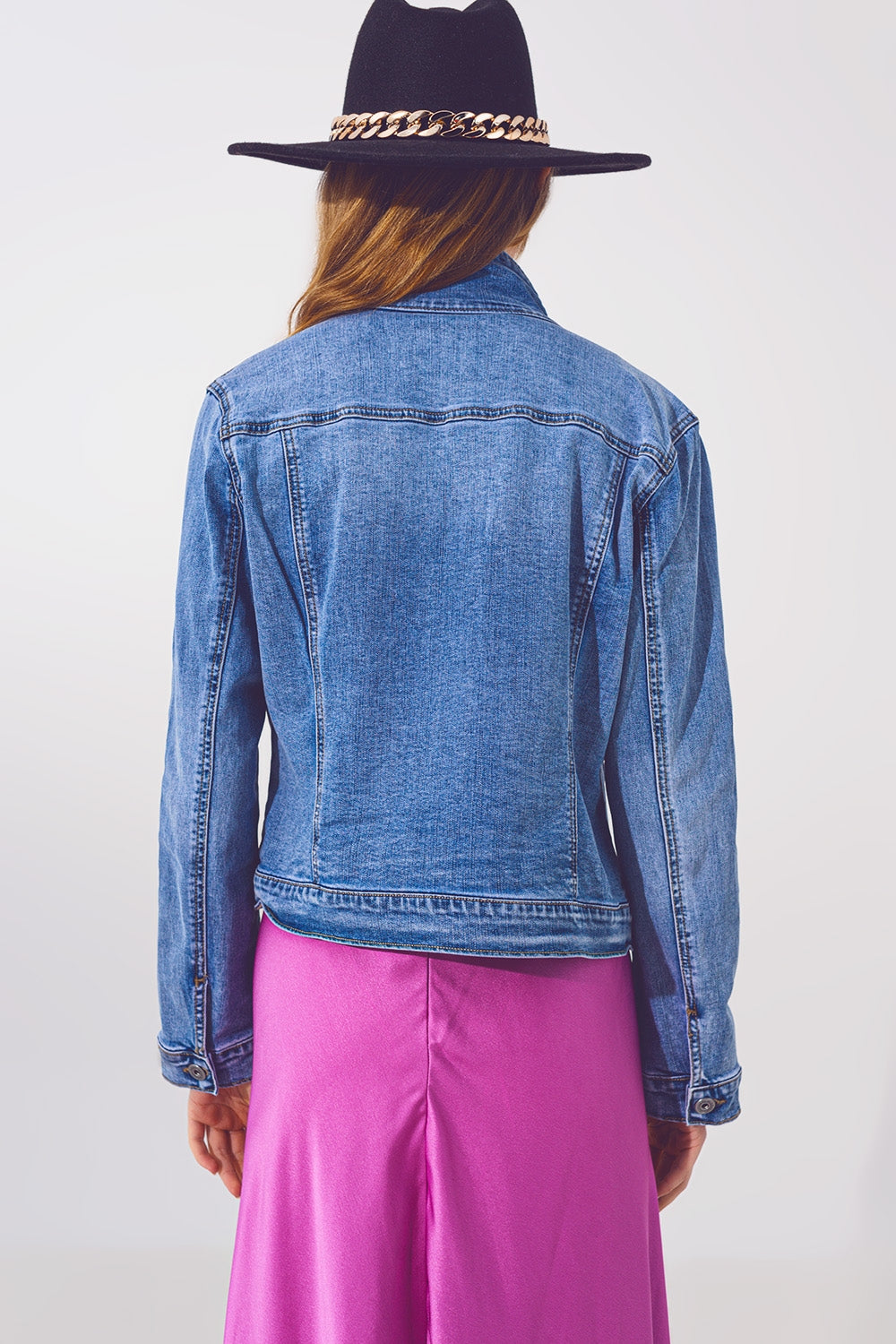 Giubbino in jeans in lavaggio azzurro con dettaglio di paillettes