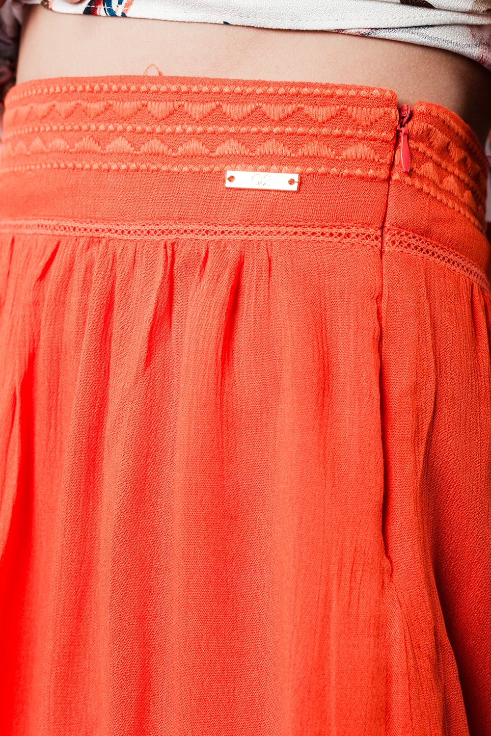 Gonna corta arancione con Aztec ricamato