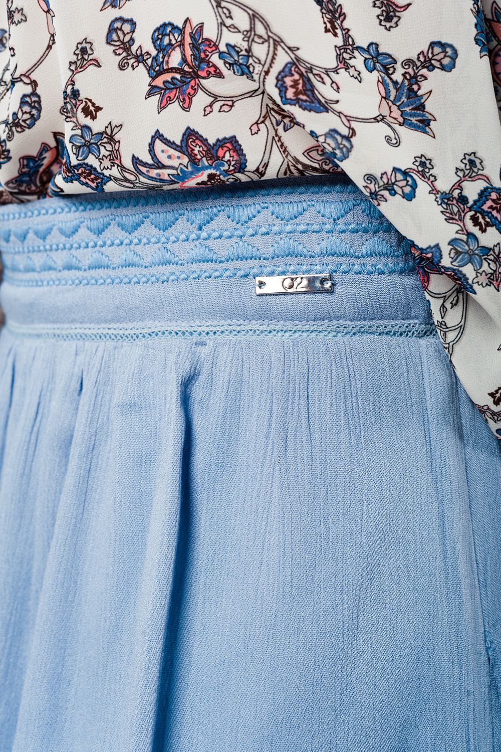 Gonna corta blu con Aztec ricamato