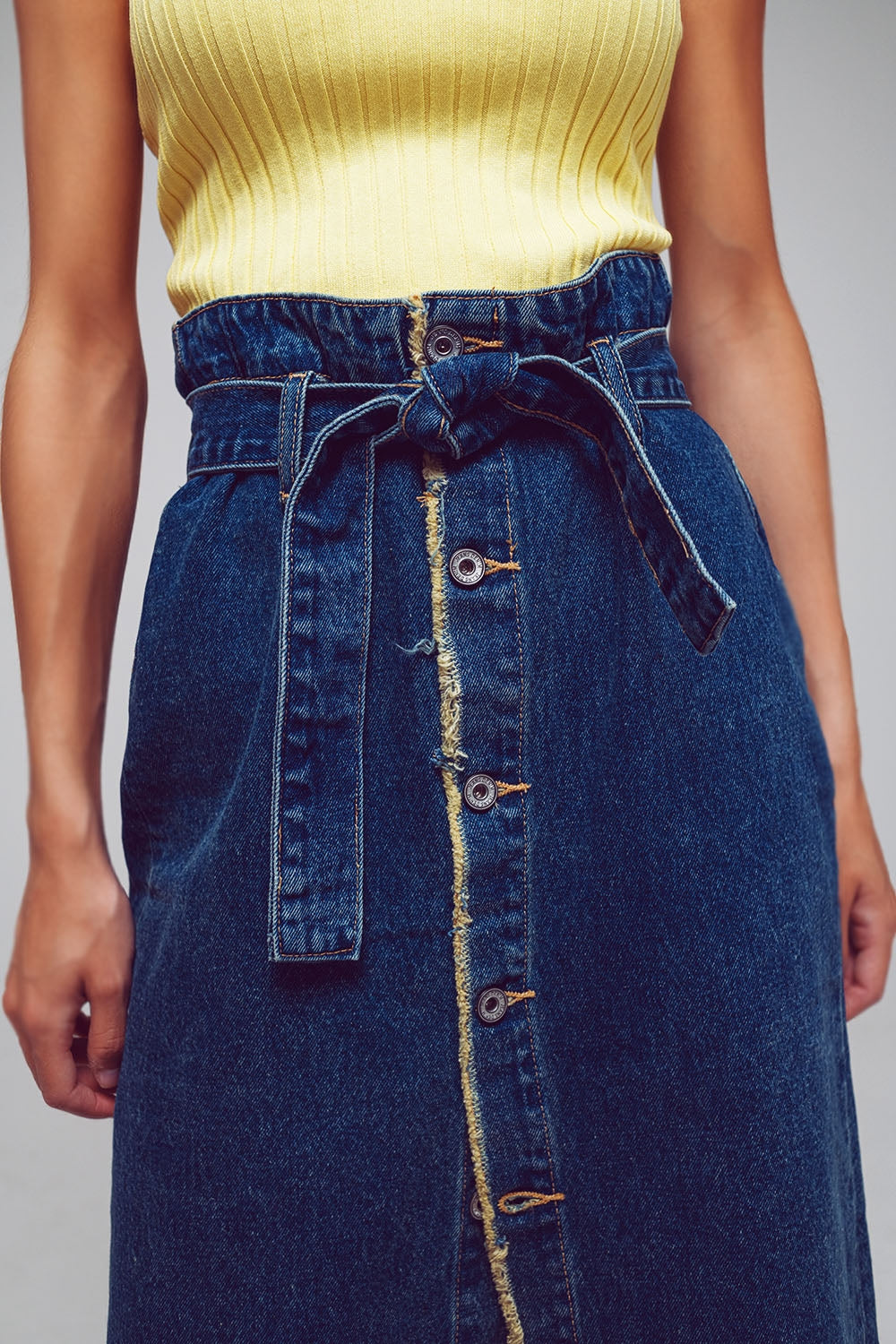gonna di jeans con cintura e bottoni