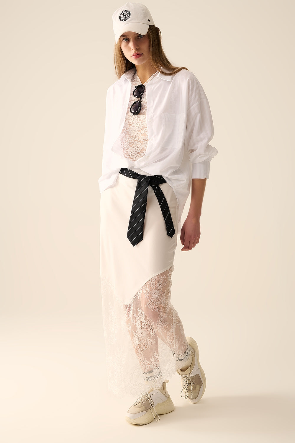 gonna di satin bianco con pizzo in fondo