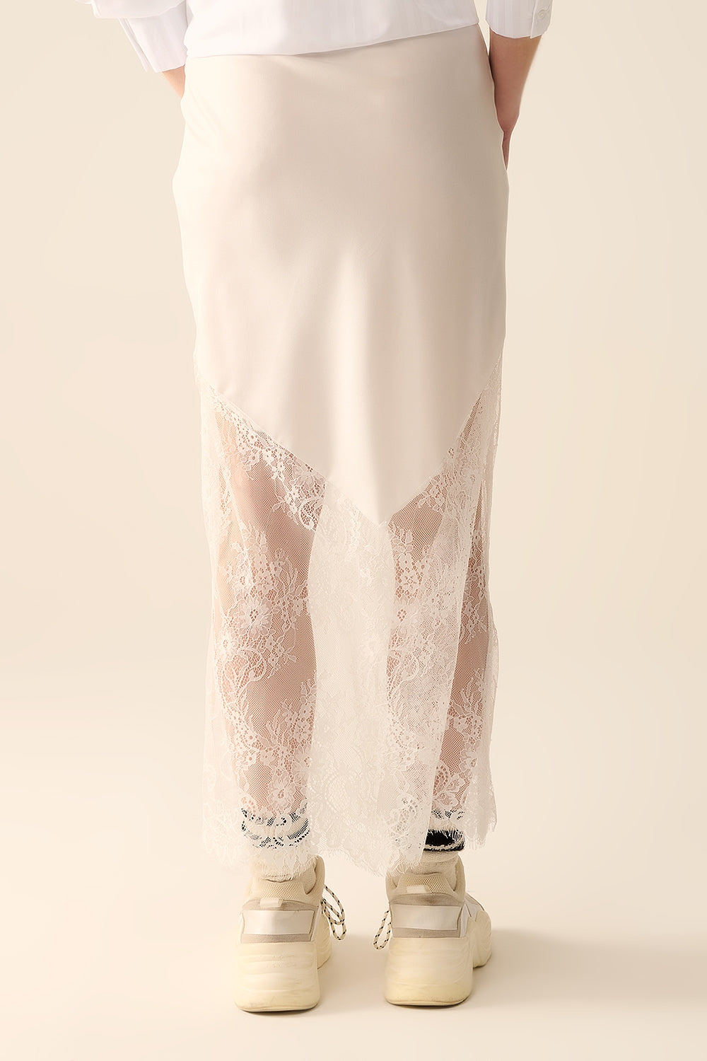 gonna di satin bianco con pizzo in fondo