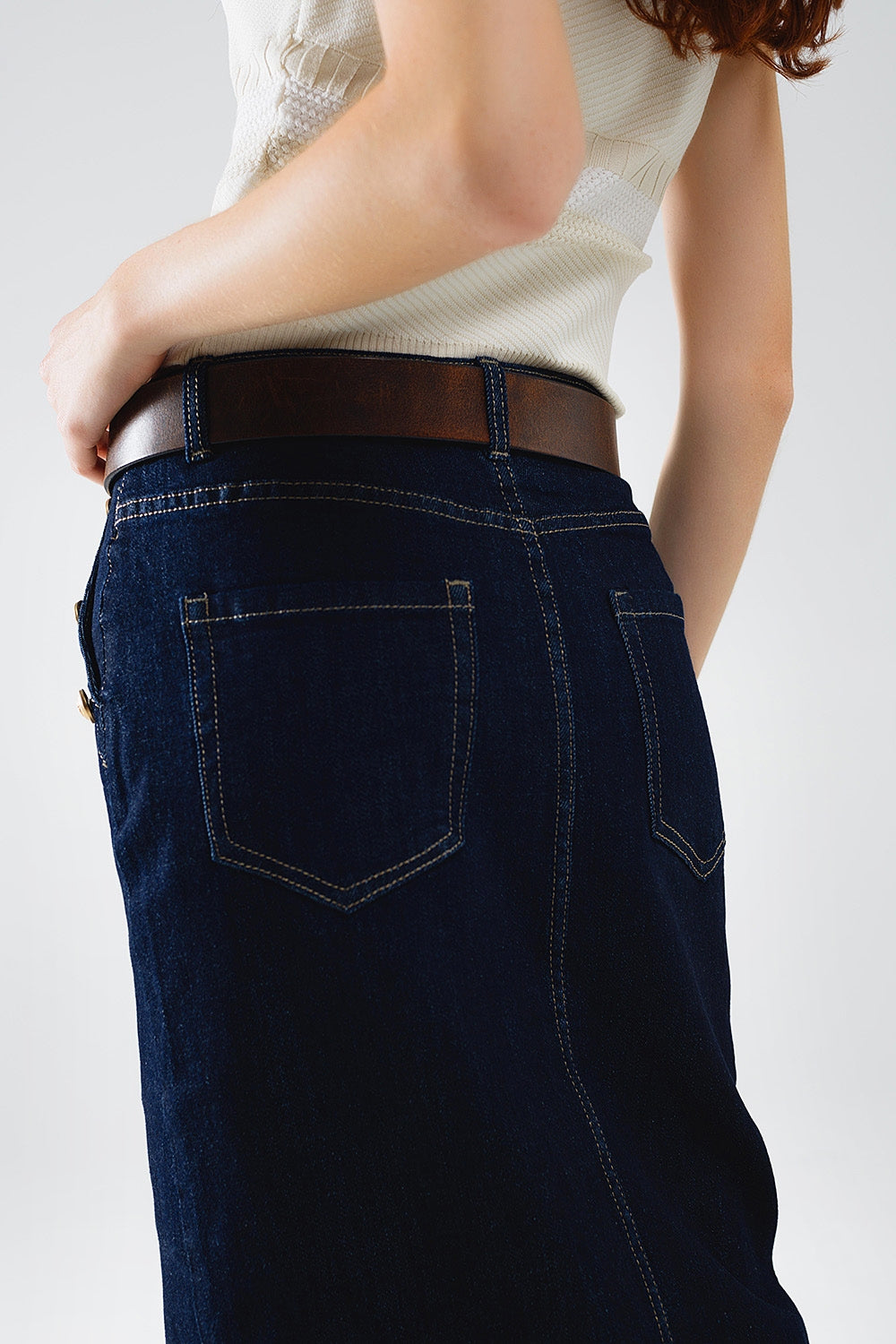 Gonna in denim con spacco frontale e bottoni dorati sui lati