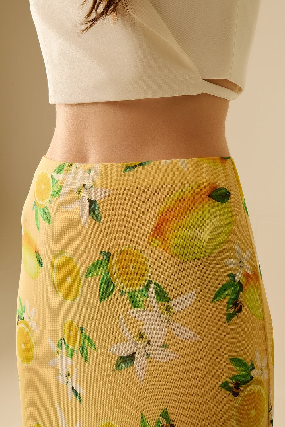 Gonna midi aderente gialla con stampa di limoni in tessuto a rete