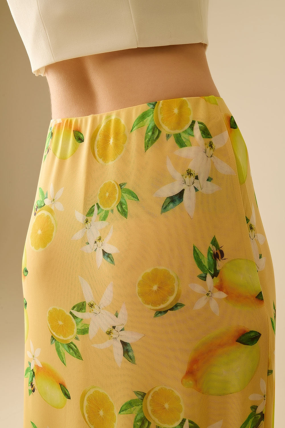 Gonna midi aderente gialla con stampa di limoni in tessuto a rete