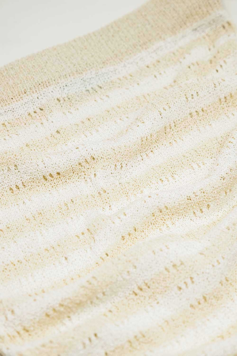 Gonna midi bianca all'uncinetto con strisce beige e orlo a frange
