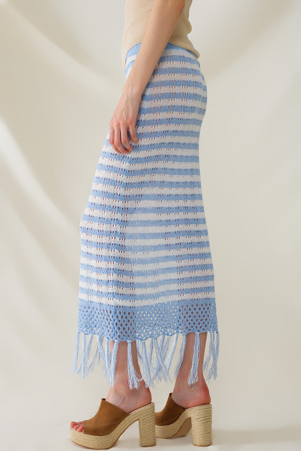 Gonna midi bianca all'uncinetto con strisce blu e orlo a frange
